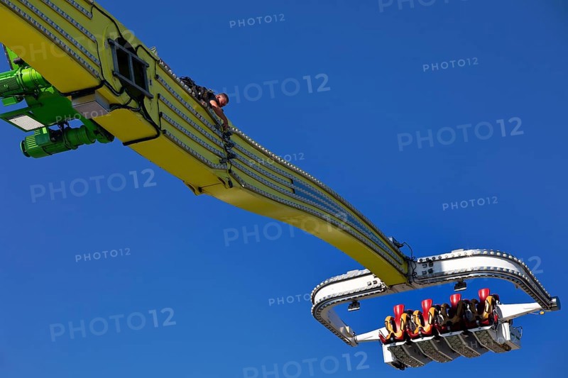 An employee works at the Chaos Pendulum ride at a dizzying height, Cranger Kirmes, Herne, Ruhr area, North Rhine-Westphalia, Germany, Europe