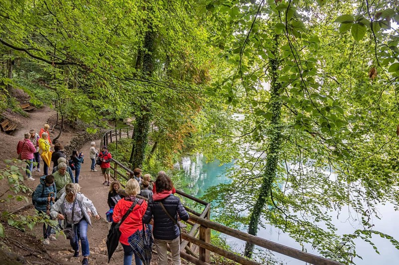 Last photos of the Blautopf in Blaubeuren in front of the popular excursion destination is closed and extensively renovated until the end of 2028. The attraction is popular with tourists and has been recognised as a UNESCO Swabian Alb Geopark. Blaubeuren, Baden-Württemberg, Germany, Europe