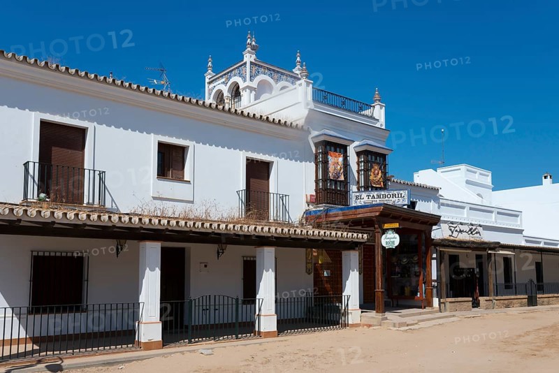 Ein traditionelles, weißes Gebäude im spanischen Stil mit Balkonen unter einem klaren, blauen Himmel, Wallfahrtsort, El Rocío, Rocío, Rocio, Huelva, Andalusien, Spanien