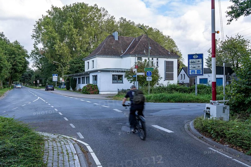 Green border, Siebengewald-Gaesdonck border crossing, south of Goch, without controls, between the Netherlands and Germany, old, restored barrier, former customs building in D, North Rhine-Westphalia, Germany, Europe