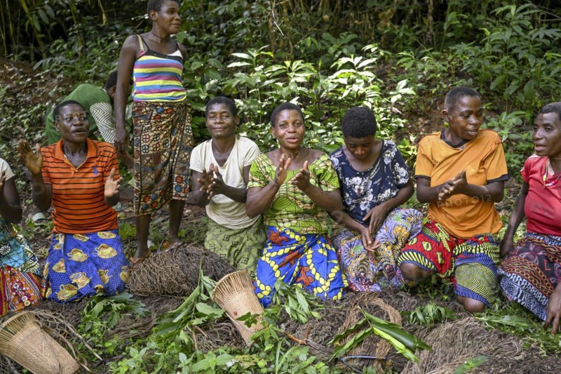 Pygmy woman from the Baka or BaAka people swear to hunt, hunting magic, net hunting, Dzanga-Sangha Special Dense Forest Reserve, Sangha-Mbaéré Prefecture, Central African Republic, Africa