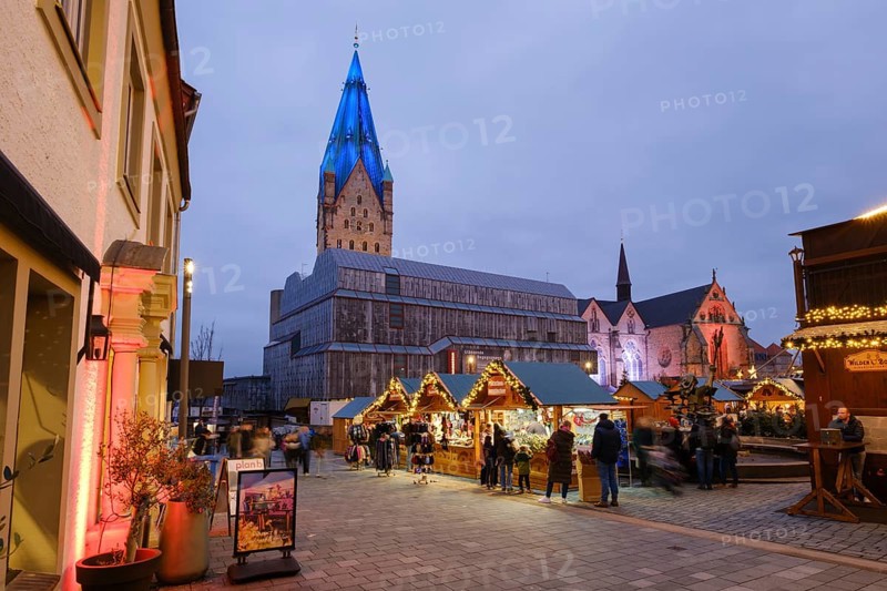 Christmas market stalls at the market, behind the Diocesan Museum and Paderborn Cathedral, Blue Hour, Paderborn, Westphalia, North Rhine-Westphalia, Germany, Europe
