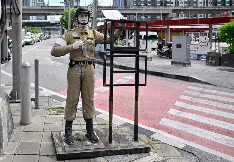 Traffic policeman dummy, Bangkok, Thailand, Asia