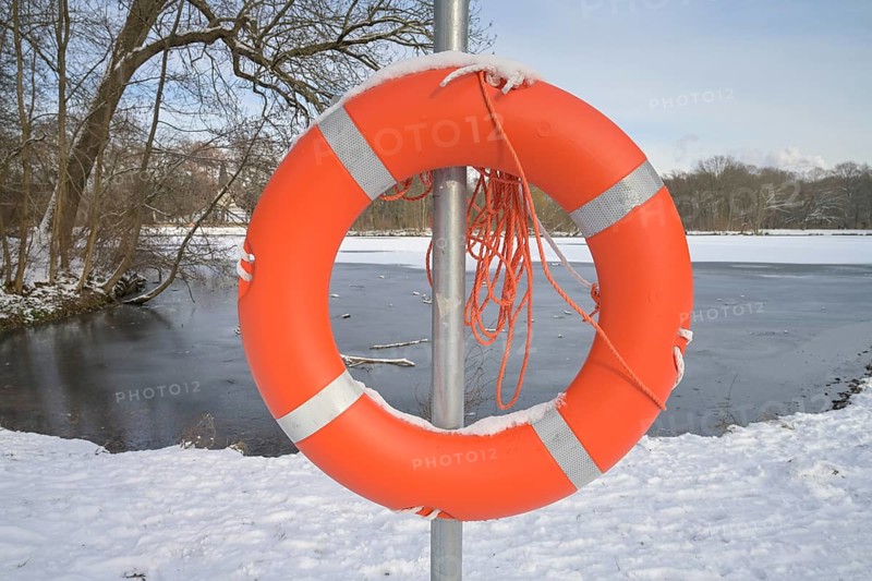 Lifebuoy, winter, carp pond, ice, Treptower Park, Treptow, Treptow-Köpenick, Berlin, Germany, Europe