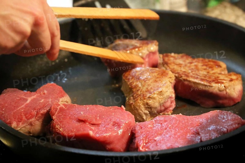 Fry the fillet of beef in a pan