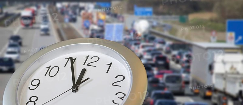 Symbolic image of traffic turnaround: Clock shows five to twelve