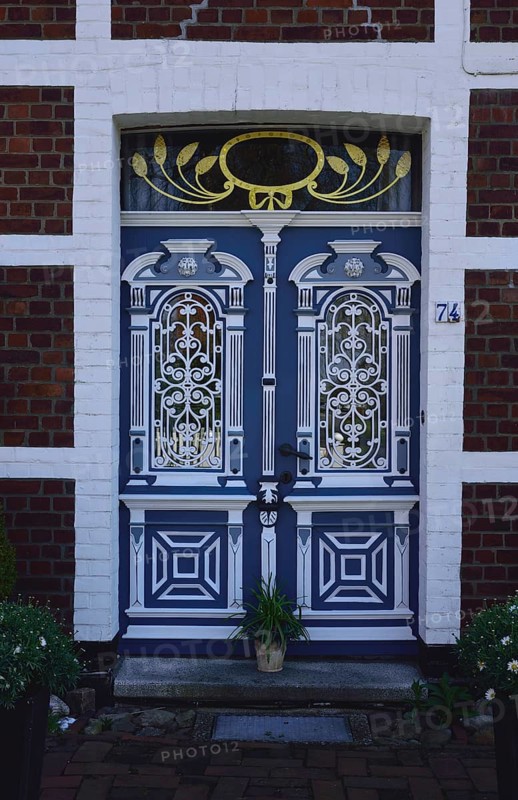 Europe, Germany, Lower Saxony, Altes Land near Hamburg, Steinkirchen an der Lühe, old farmhouse, ornate front door, Hamburg, Hamburg, Federal Republic of Germany, Europe