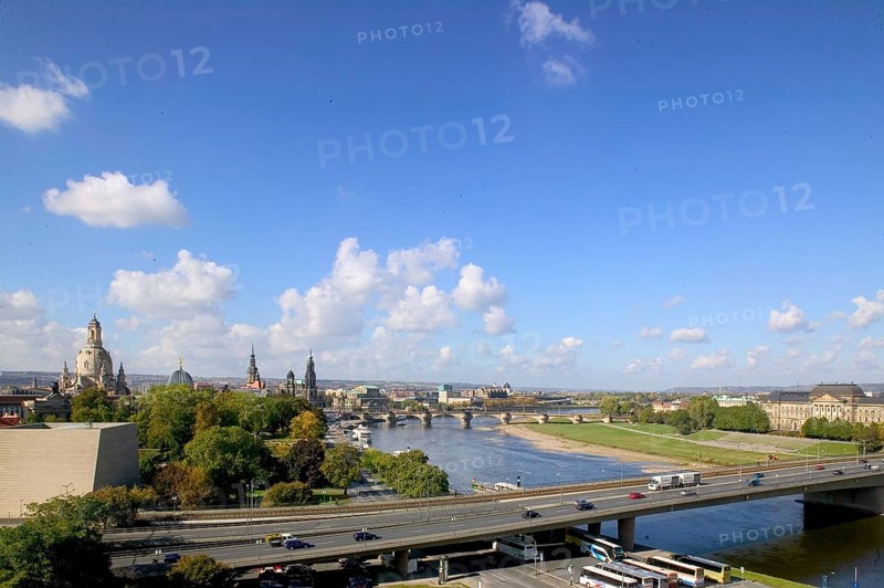In the early hours of the morning, a section of the Carola Bridge collapsed for unknown reasons. Over a length of around 100 metres, the section on which the trams normally run collapsed into the Elbe. Photo of the intact bridge from 2004