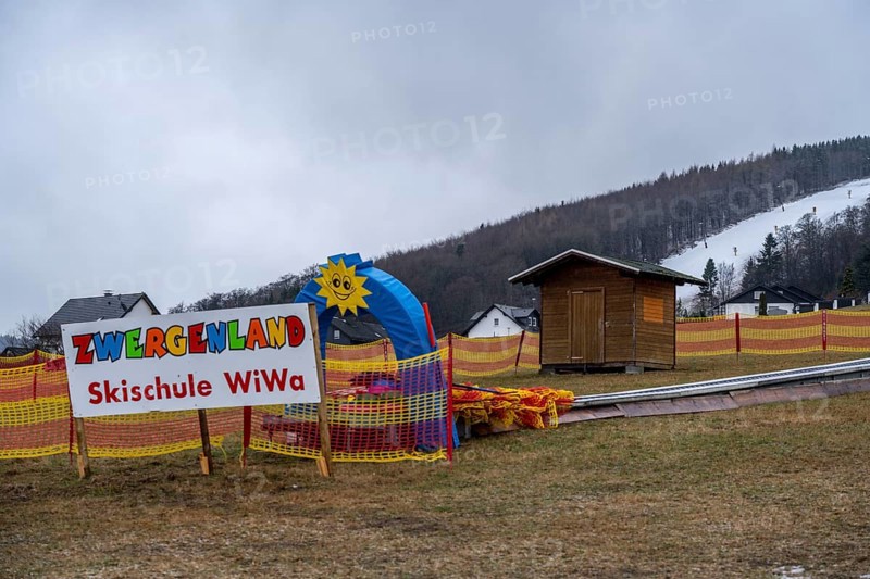 Ski school, without snow, beginner ski area Ritzhagen, operated with artificial snow, from snow cannons, Willingen, Sauerland, Hesse, Germany, Europe
