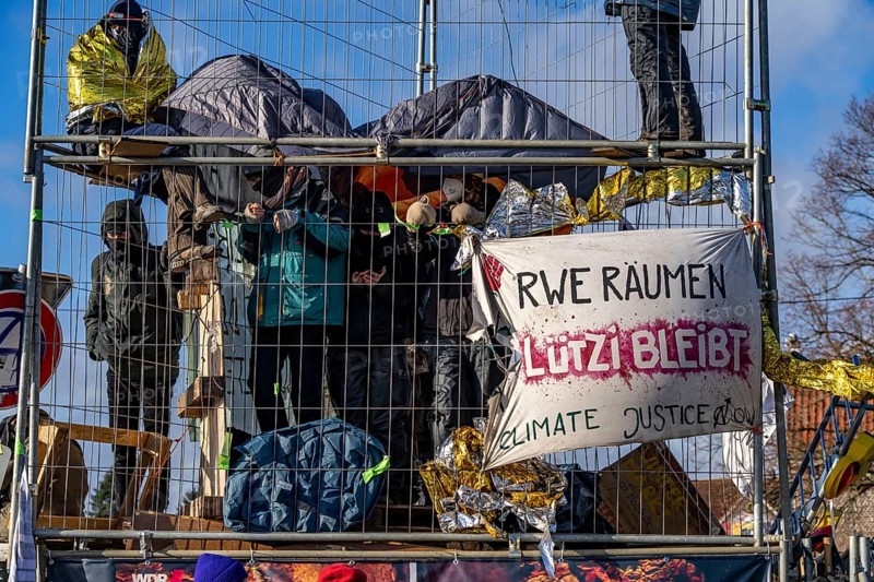 Beginning of the eviction of the Lützerath hamlet, camp of climate activists and squatters, at the Garzweiler 2 opencast lignite mine, by the police, Erkelenz, North Rhine-Westphalia, Germany, Europe