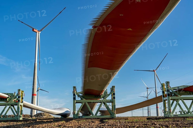 Wind farm near Bad Wünnenberg, construction site, toothing on the rotor blades, so-called Enevoldsen or Dinotails, are intended to reduce the noise of the rotors, storage area for a new wind turbine, components of the mast, the nacelle and the rotors are ready for assembly, North Rhine-Westphalia, Germany, Europe