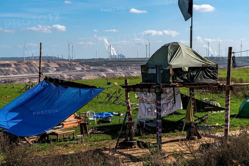 The village of Lützerath at the Garzweiler II open-cast lignite mine, the last buildings of the abandoned village are occupied by climate protection activists, camp at the edge of the open-cast mine, is to be the last village to be excavated, belongs to Erkelenz in the district of Heinsberg, North Rhine-Westphalia, Germany, Europe