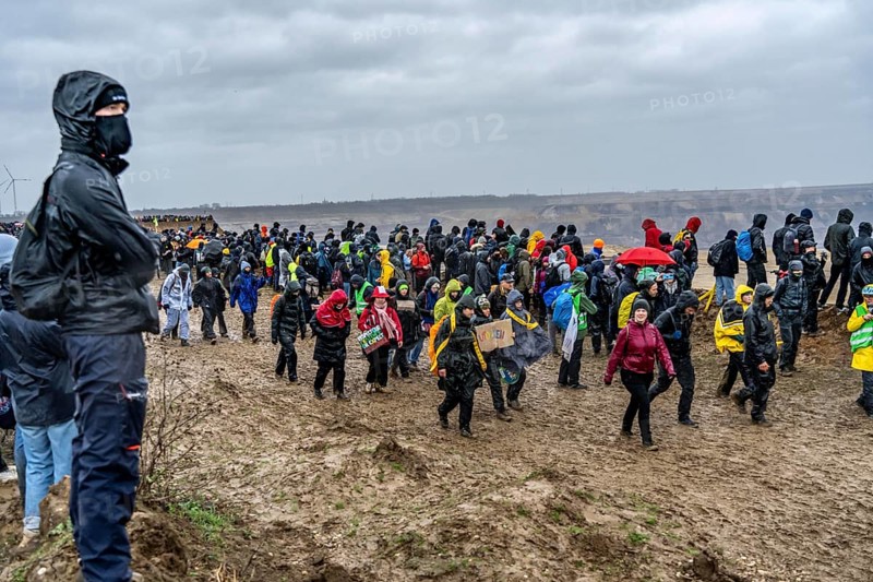Many thousands of demonstrators march after a demonstration against the demolition of the lignite village of Lützerath, to the edge of the Garzweiler open-cast mine and on to the rest of the village, Lützerah, Erkelenz, North Rhine-Westphalia, Germany, Europe