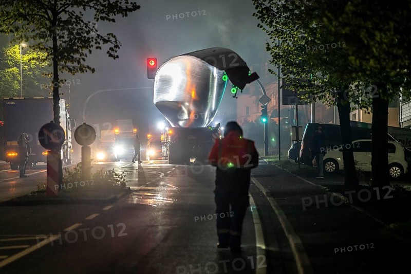 Transport of a 68 metre long, 22 tonne blade of a wind turbine, here in Breckerfeld, with a self-propelled Blade-Lifter vehicle, over a 40 km long route, over 2 nights, in the Bergisches Land, through towns, villages, over country roads, narrow through roads, to the construction site of the wind turbine near Hagen, North Rhine-Westphalia, Germany, Europe