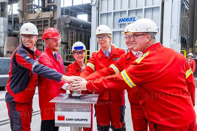 Minister President Michael Kretschmer takes part in the inauguration of a hydrogen-capable forging furnace at the Gröditz forging plant. The Prime Minister will then symbolically press a green start button to put the forging furnace into operation. With the commissioning, the Göditz forging plant is now able to use hydrogen on an industrial scale for the climate-neutral production of high-quality large forgings. Hanka Snatkin Technical Managing Director of Gröditzer Schmiedewerke, Schmiedewerke Gröditz GmbH, Gröditz, Saxony, Germany, Europe