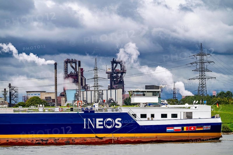 Thyssenkrupp Steel steelworks in Duisburg-Bruckhausen, blast furnaces 8 and 9, tanker Onion from Ineos, transporting butane gas, on the Rhine, Duisburg, North Rhine-Westphalia, Germany, Europe
