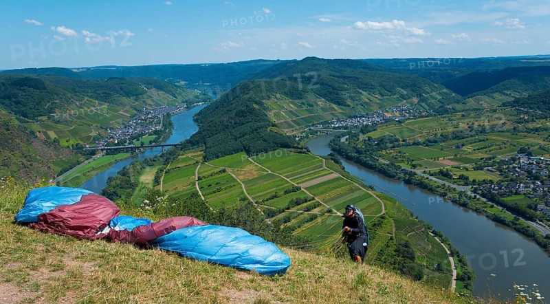 Paraglider ready, view over the river landscape and green hills, paragliding, Bremm, Cochem, Cochem-Zell, Rhineland-Palatinate, Germany, Europe