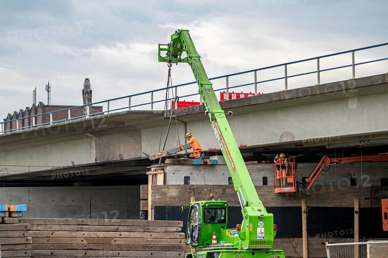 Work on the A40 motorway bridge, Schlachthofbrücke, the bridge piers for the new bridge are already in place, they are now being rebuilt with wooden planks to protect them from damage when the old bridge is demolished, will then be demolished, bridge over a 3-track railway line, between Bochum-Zentrum and Hamme, the 63-year-old motorway bridge, 66 metres long, is dilapidated and will be demolished and rebuilt, the A40 motorway will be completely closed for up to 15 weeks in summer 2024, a traffic fact for the Ruhr area, North Rhine-Westphalia, Germany, Europe