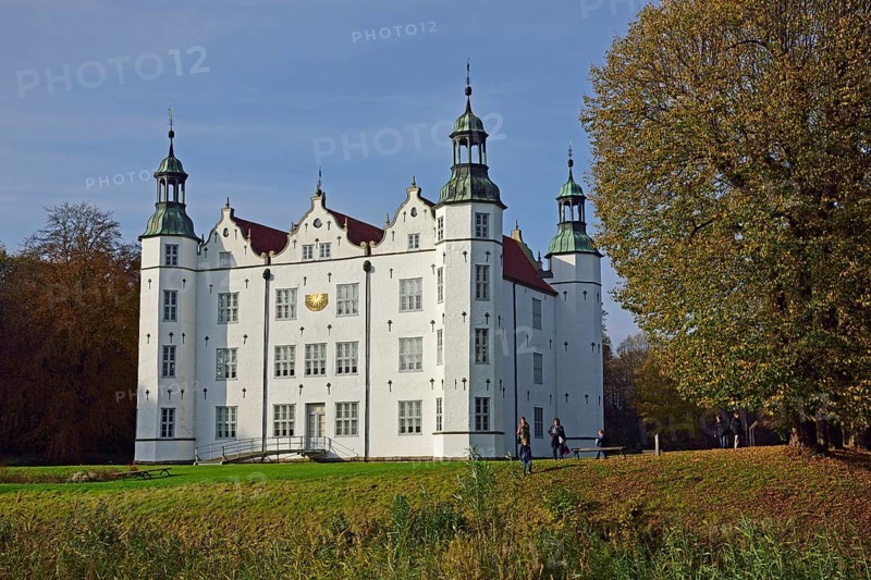 Europe, Germany, Schleswig-Holstein, Ahrensburg, moated castle Ahrensburg, autumn, front facade, built around 1595, late Renaissance, Europe