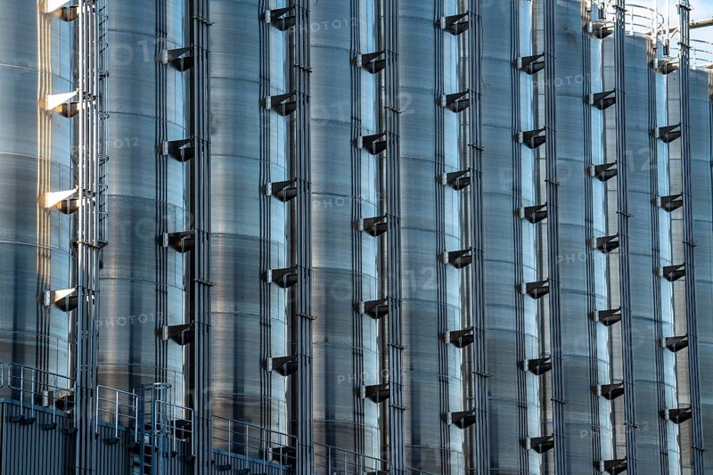 Stainless steel tanks of a large silo facility in Duisburg inland harbour, Duisburg-Neuenkamp, for the storage of dry bulk materials such as plastic granulate, storage, distribution for further processing, Schmidt-Heilbronn company, North Rhine-Westphalia, Germany, Europe
