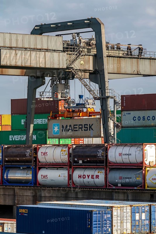 Port of Duisburg Ruhrort, Container freighter being loaded and unloaded at DeCeTe, Duisburg Container Terminal, Duisport, Duisburger Hafen AG, Duisburg, North Rhine-Westphalia, Germany, Europe