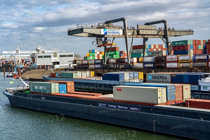 Port of Duisburg Ruhrort, Container freighter being loaded and unloaded at DeCeTe, Duisburg Container Terminal, Duisport, Duisburger Hafen AG, Duisburg, North Rhine-Westphalia, Germany, Europe