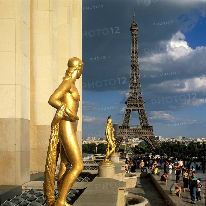 Die vergoldeten Statuen vom Trocadéro, hinten der 330m hohe Eifflturm, gebaut zum 100. Jahrestag der Französischen Revolution, Paris, Frankreich