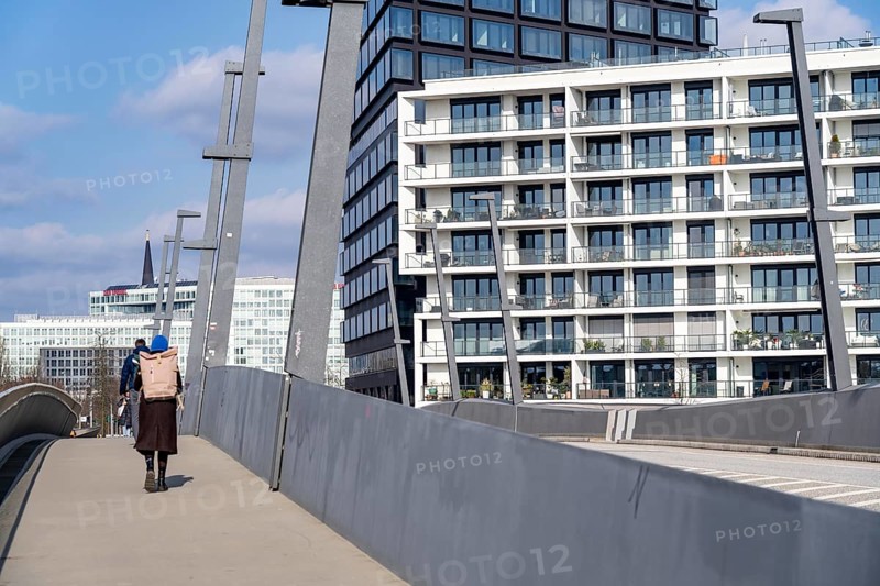 Baakenhafen bridge over the Bakenhafen harbour, residential building, Hafencity Hamburg, new district on the Elbe, on the site of the former free port, residential units for 14, 000 people, 3, 000 hotel beds, 45, 000 jobs, Hamburg, Germany, to be built here by the 2030s, Europe