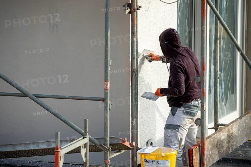 Building site, thermal insulation, external insulation, facade insulation, insulated facade of a new building being plastered, Duisburg, North Rhine-Westphalia, Germany, Europe