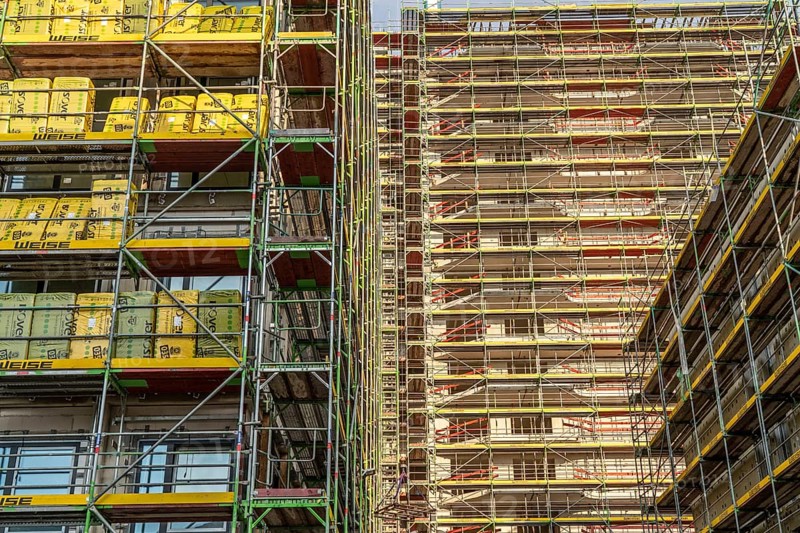 Construction site of a large building project on Huyssenallee in Essen, Huyssen Quartier, residential tower block with 19 floors, an office building with 5 floors, scaffolded new building, facade insulation, Essen, North Rhine-Westphalia, Germany, Europe