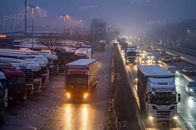 Heavy traffic on the A2 at the Bottrop-Süd service area, overcrowded lorry parking in the evening, Bottrop, North Rhine-Westphalia, Germany, Europe