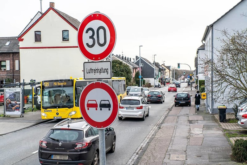 30 km/h zone on Kölner Straße, in Mülheim an der Ruhr, federal road B1, to keep the air clean