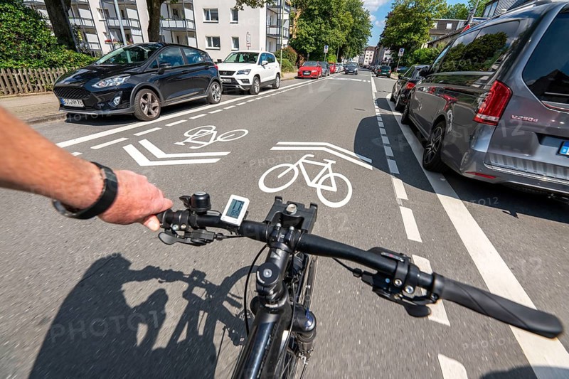 Bicycle road, cyclists have priority over car traffic, new cycle routes through Essen, here in the Rüttenscheid district, Kahrstrasse, part of the requirements of the clean air plan, against driving bans, Essen, North Rhine-Westphalia, Germany, Europe