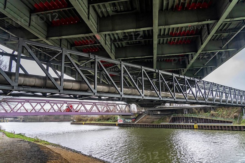 Dilapidated A42 motorway bridge (red arches) over the Rhine-Herne Canal, with massive structural damage, totally closed for the next few months, between the Bottrop-Süd and Essen-Nord junctions, probably for HGVs until a new bridge is built, North Rhine-Westphalia, Germany, Europe