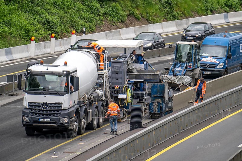 Motorway construction site on the A52 in Essen, basic renovation of the two carriageways in both directions, over 8 years, here the construction of concrete crash barriers between the carriageways, using the so-called sliding construction method, around 500 metres of concrete crash barrier, crash barrier is built per day, North Rhine-Westphalia, Essen