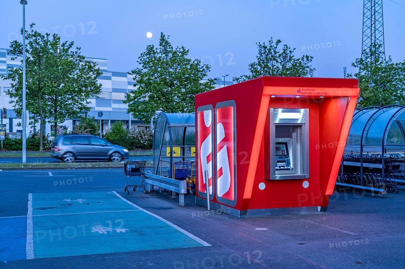 New ATM on the site of a shopping centre in Mülheim-Dümpten, free-standing, should be blast-proof, i.e. withstand blasting attempts by criminals, weighs 22 tonnes and is made of reinforced concrete, in March 2020 an ATM was blown up here, with a lot of accompanying damage, three blast-proof ATMs of the Sparkasse are to be built in MH, North Rhine-Westphalia, Germany, Europe