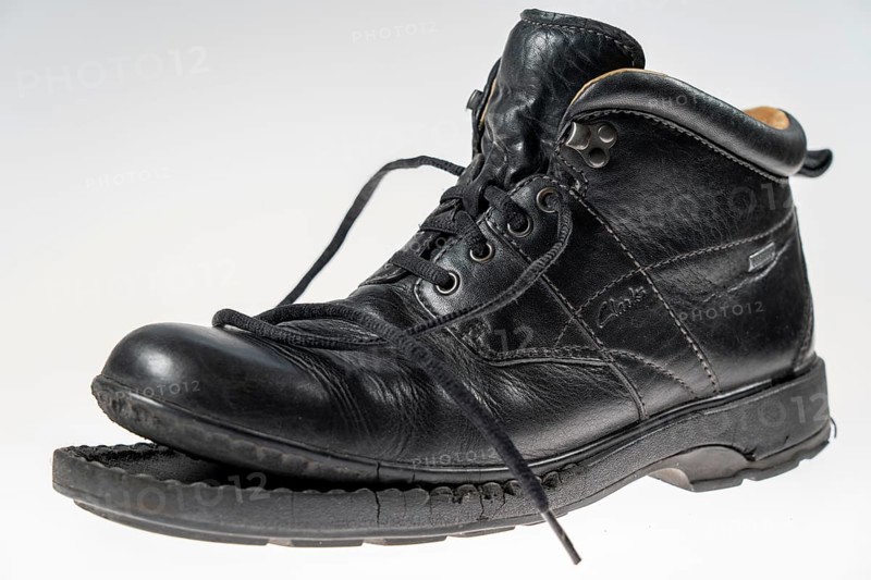 Shoe, with detached sole
