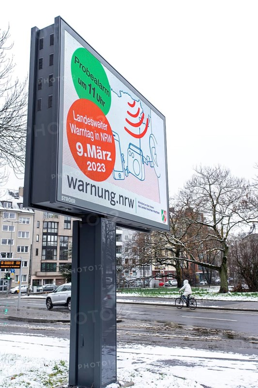 Warning day in North Rhine-Westphalia, the state-wide trial alert takes place on 09.03.23, in addition to sirens, loudspeaker announcements, warning apps, messages on radio, television, internet and social media, the state triggers the warning means Cell Broadcast and over 1100 digital display boards, mostly in cities, for the first time centrally, here Düsseldorf, advertising for the warning day