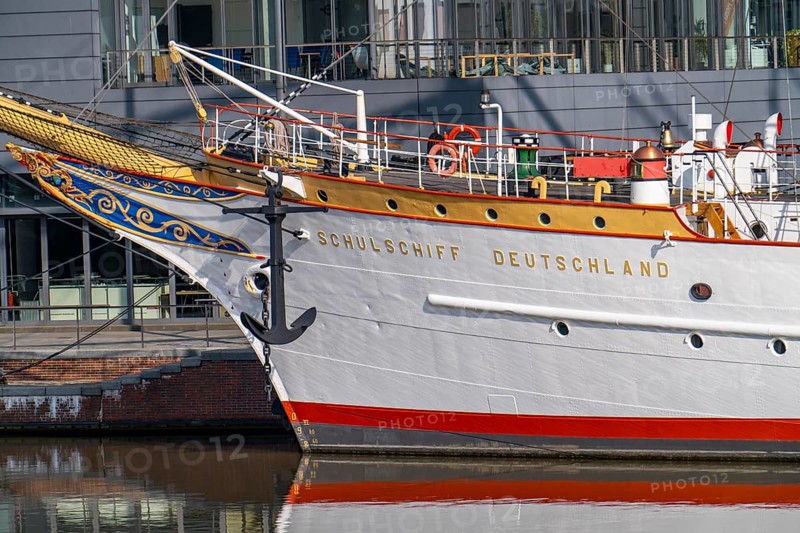New harbour, harbour basin, harbour district, residential buildings, office buildings, marina and museum ships, training ship Germany, part of the Harbour Worlds, in Bremerhaven, Bremen, Germany, Europe