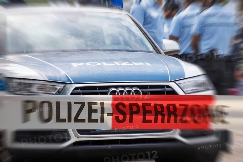 Symbolic image: Police cordon with police vehicle in the background (Composing)