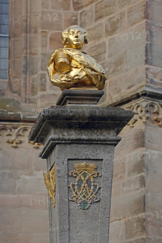 Monument to Johann Sebastian Bach at the Karl-Wilhelm-Friedrich-Fountain, column, city coat of arms, golden, bust, Johann-Sebastian-Bach-Platz, Ansbach, Middle Franconia, Franconia, Bavaria, Germany, Europe