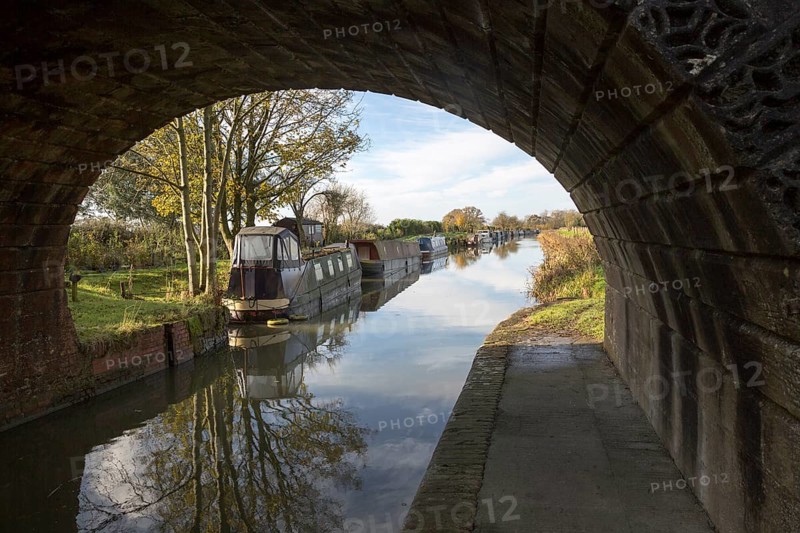 Narrowboats at Ladies bridge, Kennet and Avon canal, Wilcot, near Woodborough, Wiltshire, England, UK