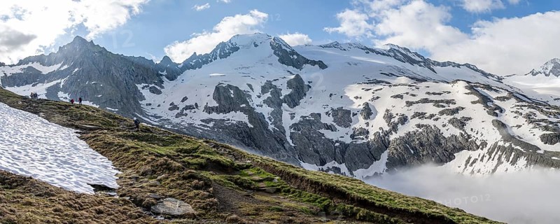 Mountaineer on a hiking trail, ascent to Schönbichler Horn, rocky summit Furtschaglspitze and glaciated summit Großer Möseler with Furtschaglkees, Berliner Höhenweg, Zillertal Alps, Tyrol, Austria, Europe