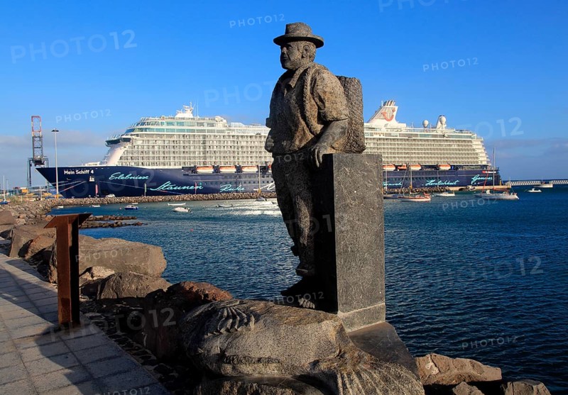 'Pescador de Viejas' sculpture by Juan Miguel Cubas Sanchez, 2003, Puerto del Rosario, Fuerteventura, Canary Islands, Spain, Europe