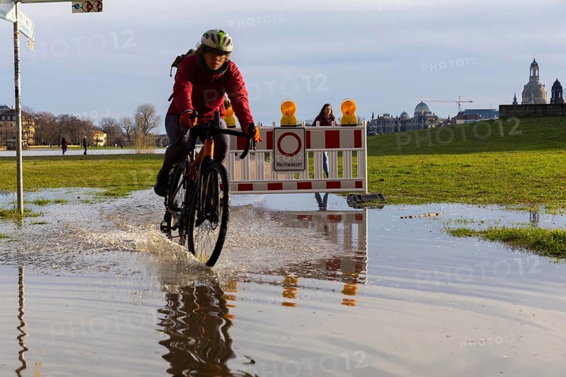 Due to the heavy precipitation in the form of snow and rain, alert level 3 has been declared on the Elbe in Dresden. The maximum level is expected to be 6.37 metres on 29.12.2023. The Elbe cycle path is flooded and closed in many places, Dresden, Saxony, Germany, Europe