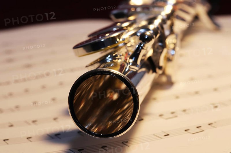Symbolic image: Transverse flute on music book