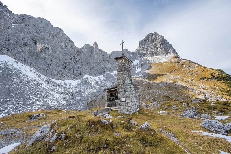 Lamsenjoch Chapel, memorial for mountaineers who died in an accident, in autumn, rocky summit of the Lamsenspitze, Karwendel, Tyrol, Austria, Europe