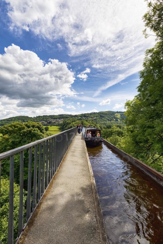 Narrowboat, canal boat with tourists on Pontcysyllte Aqueduct, navigable trough bridge, Llangollen Canal, Llangollen, UNESCO World Heritage Site, summer weather, Trevor, Wrexham, Wales, Great Britain