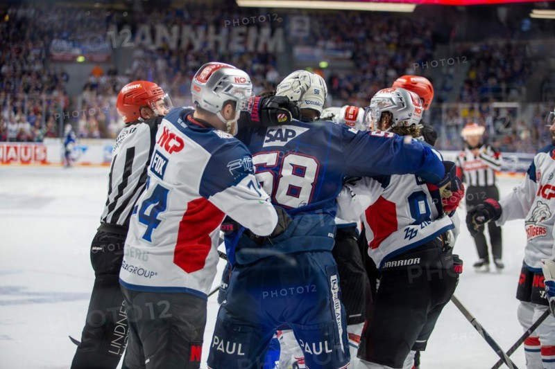10.03.2024, DEL, German Ice Hockey League season 2023/24, 1st playoff round (pre-playoffs) : Adler Mannheim against Nuremberg Ice Tigers (2:1) . Picture: One of several scuffles in the game