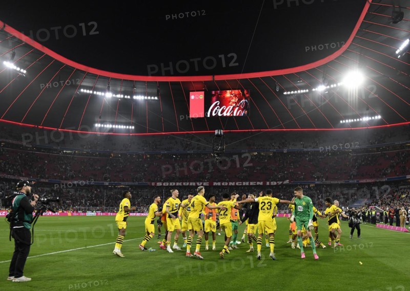 Dortmund players celebrate victory, dancing, German Classico FC Bayern Munich FCB vs. Borussia Dortmund BVB, Allianz Arena, Munich, Bavaria, Germany, Europe